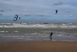 Les wind surfeurs sont passionns de sensations fortes