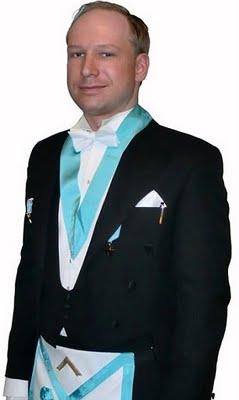 Anders Behring Breivik en grande tenue des Francs-maons norvgiens de la Loge de Saint-Jean Saint-Olaf aux trois colonnes d'Oslo