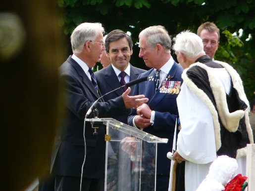 Franois Fillon en prsence du Prince Charles aux crmonies du 6 juin 2009  Bayeux