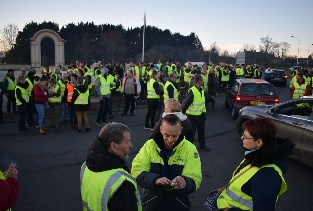 A la sortie de leur travail, les gilets jaunes rejoignent leurs camarades de lutte A la sortie de leur travail, les gilets jaunes rejoignent leurs camarades de lutte