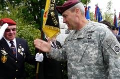 Le Colonel Winski reprsentant la 82me Airborne, salue les porte drapeaux