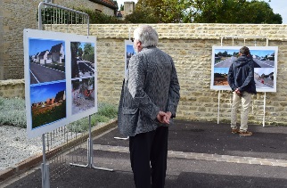 Plusieurs panneaux ont prsent des vues des travaux et du vieux Grayes