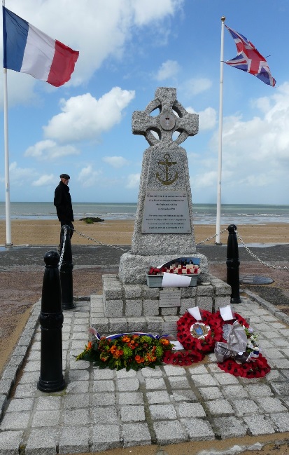 Le monument est situ en bordure de mer