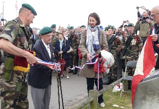 Le ruban tricolore est coup par le Vtran Lon Gautier du Commando Kieffer