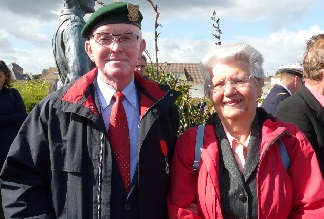 Parmi le nombreux public, Louis et Lucie Desgranges de la Sarthe. Ancien parachutiste Louis Desgranges, 81 ans, cumule 30 ans dans larmée. Parmi le nombreux public, Louis et Lucie Desgranges de la Sarthe. Ancien parachutiste Louis Desgranges, 81 ans, cumule 30 ans dans larmée.