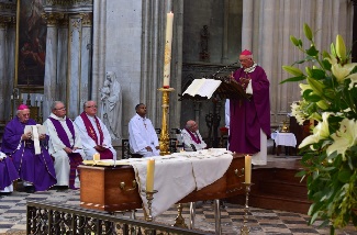 Monseigneur Jean-Claude Boulanger a clbr la messe d’inhumation