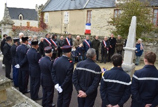 Elus et pompiers se recueillent devant le monument aux morts de Brcy