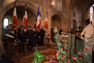 Les porte drapeaux ont pris place dans le choeur de léglise de Creully Les porte drapeaux ont pris place dans le choeur de léglise de Creully