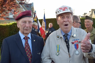 Deux Vétérans heureux de se rencontrer Deux Vétérans heureux de se rencontrer