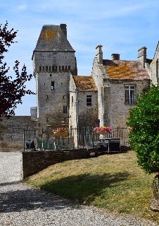  Mon village aujourdhui sera le thème de la visite de Creully et des autres villages Mon village aujourdhui sera le thème de la visite de Creully et des autres villages