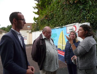 Le maire, Jean-Pierre Lachvre (au centre), ne laisse pas les parents dans le dsarroi