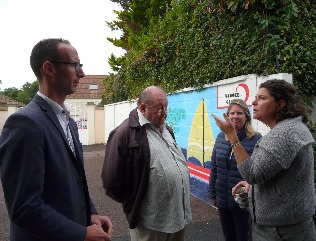 Le maire, Jean-Pierre Lachèvre (au centre), ne laisse pas les parents dans le désarroi Le maire, Jean-Pierre Lachèvre (au centre), ne laisse pas les parents dans le désarroi