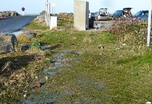 La mer a apporté des détritus en tous genre jusque dans les haies et les fossés La mer a apporté des détritus en tous genre jusque dans les haies et les fossés