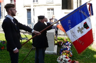 Le drapeau des Rsistants port par la jeunesse d'aujourdhui