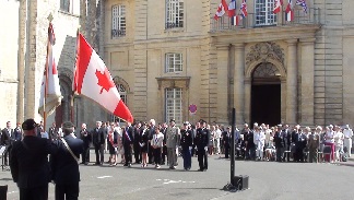 Elus et public unis dans le mme recueillement