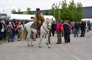 Une monture inattendue à la cérémonie au Carré de Choux à Carentan