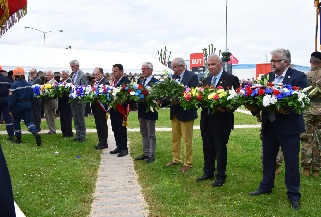 Dpt de gerbes par les lus locaux et le prsident du Comit du Dbarquement Jean-Marc Lefranc (2me  droite)