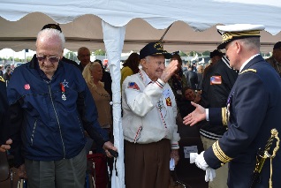 Jack Hamlin, (en clair), heureux de saluer un Gnral de l’Arme amricaine d’aujourd’hui