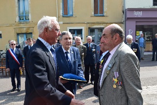 Robert Caravaggie reçoit la Médaille militaire de la reconnaissance de la Nation Robert Caravaggie reçoit la Médaille militaire de la reconnaissance de la Nation