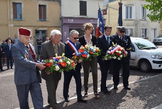 Dpts des gerbes par les lus et les Anciens Combattants