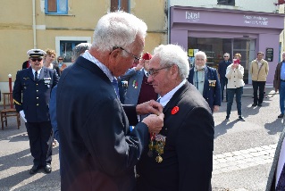 Bernard Blais reoit la Croix de la valeur militaire pour avoir servi deux ans en Algrie