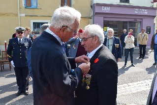 Bernard Blais reçoit la Croix de la valeur militaire pour avoir servi deux ans en Algérie Bernard Blais reçoit la Croix de la valeur militaire pour avoir servi deux ans en Algérie