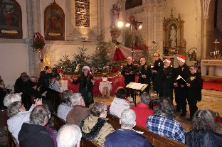 La cheffe de choeur invite le public à participer La cheffe de choeur invite le public à participer