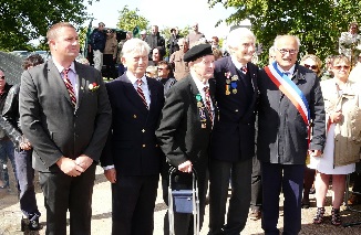 Richard Hulin, son homologue anglais Tony Calder, Cecil Deller et Ken Mayhew Vtrans, et le maire de Colleville-Montgomery, Frdric Loisnard