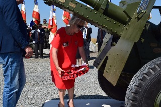 Anette Figg dpose une couronne de poppies en mmoire des disparus