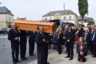 Famille et amis runis autour du cercueil  l’entre de l’glise St Samson