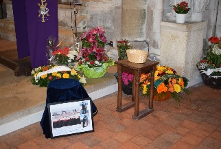 Parmi les corbeilles de fleurs, des photos de laccolade du 70ème anniversaire du Débarquement Parmi les corbeilles de fleurs, des photos de laccolade du 70ème anniversaire du Débarquement