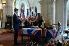 Eléonore et Edouard, les deux petits enfants, allument des cierges