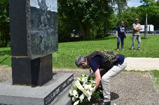 Des fleurs pour se souvenir et pour remercier les jeunes soldats de 1944