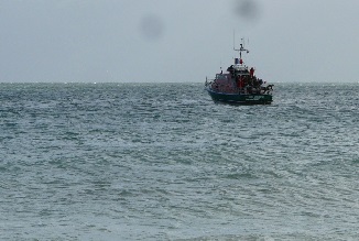 Les cendres sont disperses en mer  bord d’un bateau de la SNSM