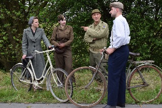 Militaires et civils en tenues  l’poque du Dbarquement