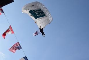 Des parachutistes habitus et entrains