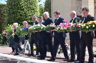 Dépôt de gerbes par les élus et les associations patriotiques Dépôt de gerbes par les élus et les associations patriotiques