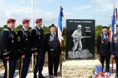 Les porte drapeaux des anciens combattants honorent la mmoire de Charles N. De Glopper