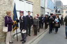 Les Vtrans anglais de l'association NVA offrent leur drapeau  la commune d'Arromanches