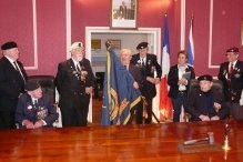 Les Vtrans anglais de l'association NVA offrent leur drapeau  la commune d'Arromanches