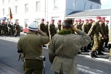 Les groupes de reconstitution ne manquent pas de respect aux militaires dactive