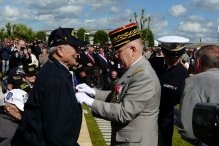 Un Vétéran reçoit sa distinction des mains dun militaire français