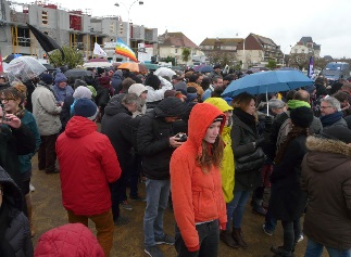 250 contre manifestants rassembls rue Alfred Thomas