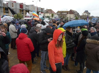 250 contre manifestants rassemblés rue Alfred Thomas 250 contre manifestants rassemblés rue Alfred Thomas