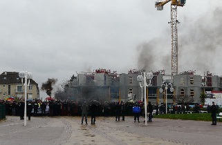 Un panache de fume noire lanc par les contre manifestants