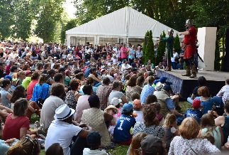 La foule pour applaudir le théâtre médiéval La foule pour applaudir le théâtre médiéval