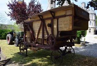 Une ancienne moissonneuse prsente au public