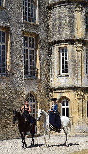 Les cavalières prêtes pour le spectacle Les cavalières prêtes pour le spectacle