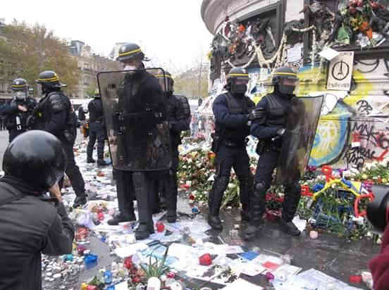 Photo du Mmorial des victimes des attentats de Paris, lors d'une manifestation interdite le dimanche 29 novembre 2015