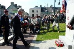 Le maire, Jean Qutier a dpos une gerbe au monument des Paras
